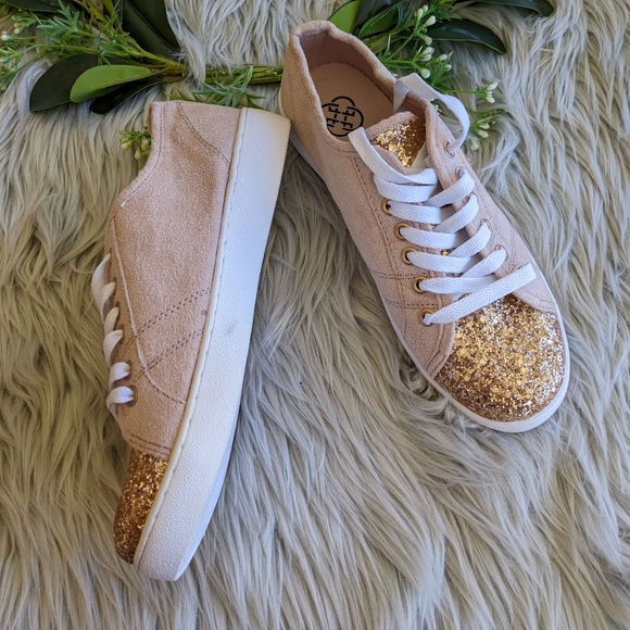 Daisy Fuentes Sneakers - Picture 3 of 11